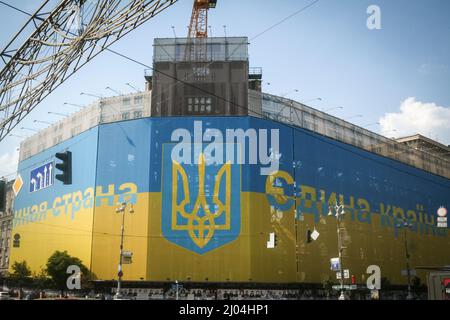 Bild eines riesigen Bannerboudes ein Gebäude in Kiew, Ukraine, mit dem Slogan Edinaya Strana Edinaya Krayina, was eine Nation, ein Land bedeutet, was eine r ist Stockfoto