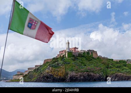 Blick vom Meer auf die Festung mit einem Turm und einem Leuchtturm der Stadt Portoferraio auf der Insel Elba in der italienischen Region der Toskana Stockfoto