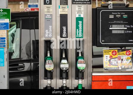 Diesel- und Benzinpumpe an der Tankstelle in London, England, Großbritannien, Großbritannien Stockfoto