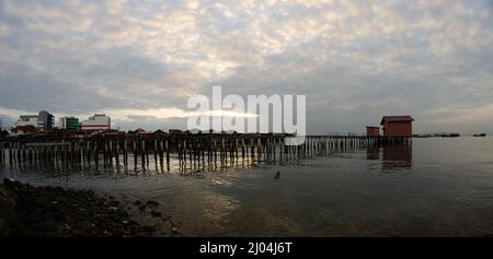 Anlegestelle des Penang Clans auf dem Holzstelzenhaus am Sonnenaufgang Stockfoto