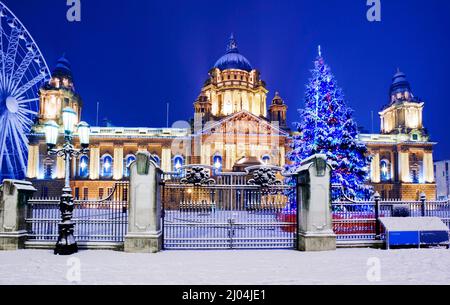 Belfast City Hall In The Snow, Nordirland Stockfoto