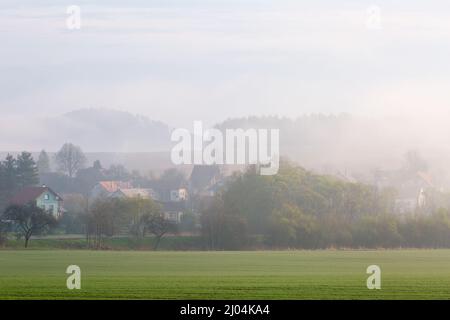 Ondrasova Dorf in Morgennebel, Slowakei gehüllt. Stockfoto