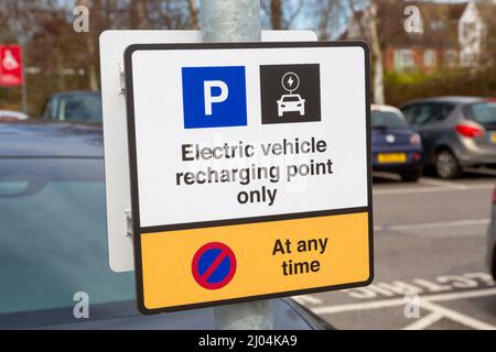 Elektrofahrzeug-Ladepunkt-Schild, nur Parkplatz für Elektroautos, kent, großbritannien Stockfoto