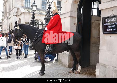 Whitehall, London 2022. Hausrat in roter Uniform auf dem Pferderücken vor der Parade der Pferdeguards. Diese Soldaten beschützen die Königin. Stockfoto