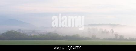 Ondrasova Dorf in Morgennebel, Slowakei gehüllt. Stockfoto