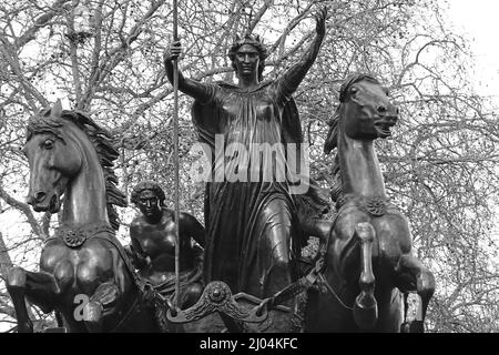 Westminster, London, 2022. Boadicea und ihre Töchter ist eine Bronzeskulptur in London, die Boudica, Königin des keltischen Iceni-Stammes, darstellt. Stockfoto