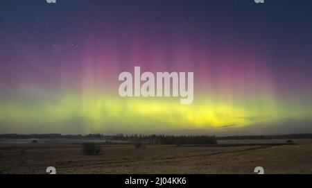 Nachthimmel-Ästhetik, Nachthimmel mit Aurora Borealis im Hintergrund, schöner Nachtsicht bei einer Roadtrip Stockfoto