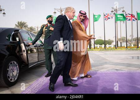 Premierminister Boris Johnson wird vom Kronprinzen von Saudi-Arabien, Mohammed bin Salman, begrüßt, als er zu einem Treffen am Königlichen Gerichtshof in Riad, Saudia-Arabien, eintrifft. Der Premierminister ist zu einem eintägigen Besuch in Saudia-Arabien und den Vereinigten Arabischen Emiraten, um die Beziehungen zu den Golfstaaten zu stärken, um gegen den russischen Präsidenten Wladimir Putin vorzugehen. Bilddatum: Mittwoch, 16. März 2022. Stockfoto