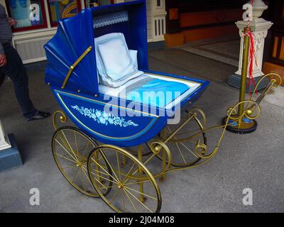 Blue Disney Prinzessin Kinderwagen in Disneyland Paris, Frankreich Stockfoto