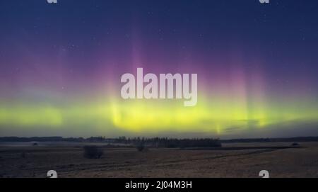 Nachthimmel-Ästhetik, Nachthimmel mit Aurora Borealis im Hintergrund, schöner Nachtsicht bei einer Roadtrip Stockfoto