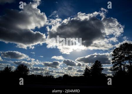 Wolken mit Hintergrundbeleuchtung am späten Nachmittag entlang der Interstate 75 in North Florida. Stockfoto