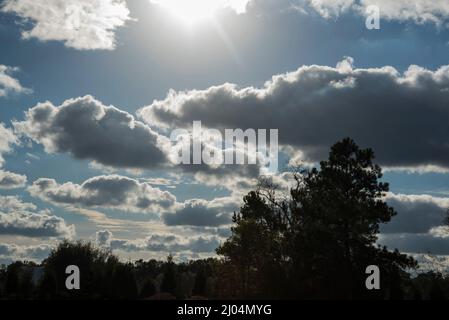 Wolken mit Hintergrundbeleuchtung am späten Nachmittag entlang der Interstate 75 in North Florida. Stockfoto