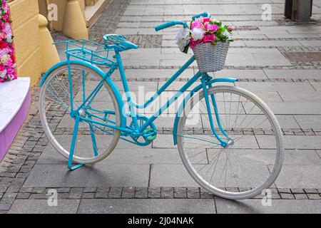 Hellblauer Girly Fahrradparket auf der Straße mit Blumenkorb Stockfoto