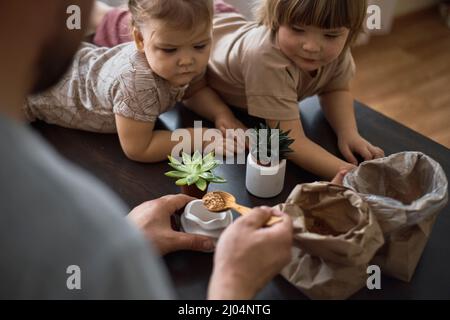 Vater, Sohn und Tochter repotting Pflanzen in einem neuen Topf Stockfoto