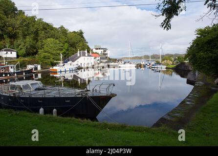 Die Boote vertäuten am Crinan Canal im Ardrishaig Basin in der Nähe von Lochgilphead, Argyll und Bute, Schottland Stockfoto