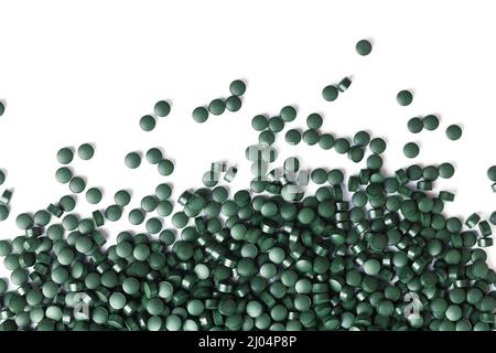 Grüne Tabletten aus natürlichem Spirulina aus kontrolliert biologischem Anbau auf weißem Hintergrund mit freiem Platz Stockfoto
