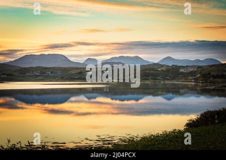 Westlicher Aspekt der Twelve Bens in Streamstown Bay, Connemara, County Galway, Irland. Stockfoto