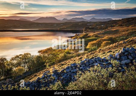 Blick entlang des Südufers der Streamstown Bay zu den Twelve Bens, Connemara, County Galway, Irland. Stockfoto