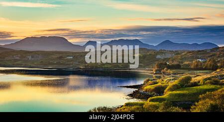 Blick entlang des Südufers der Streamstown Bay zu den Twelve Bens, Connemara, County Galway, Irland. Stockfoto