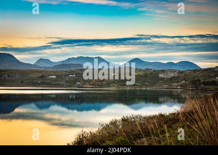 Westlicher Aspekt der Twelve Bens in Streamstown Bay, Connemara, County Galway, Irland. Stockfoto