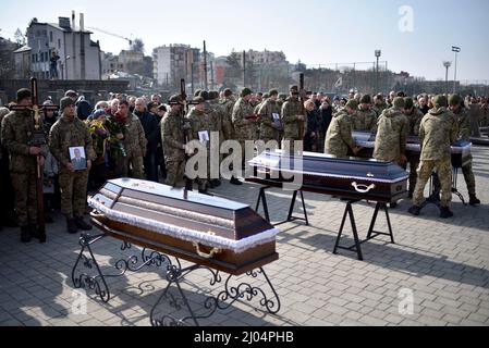 Lviv, Ukraine, 16/03/2022, Särge mit den Leichen von Soldaten der Nationalen Hetman Petro Sahaidachnyi Landstreitkräfte-Akademie, die durch den Beschuss des Internationalen Zentrums für Friedenssicherung und Sicherheit (Yavoriv Proving Ground) ums Leben kamen. Am 15. März 2022 werden die Verteidiger der Ukraine mit allen militärischen Ehren auf dem Lytschakiv-Friedhof in Lwiw, Westukraine, begraben. Foto von Markiian Lyseiko/Ukrinform/ABACAPRESS.COM Stockfoto