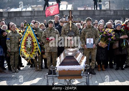 Lviv, Ukraine, 16/03/2022, Coffin mit dem Leichnam eines Militäranmannes der Nationalen Hetman Petro Sahaidachnyi Landstreitkräfte-Akademie, der infolge des Beschuss des Internationalen Zentrums für Friedenssicherung und Sicherheit (Yavoriv Proving Ground) starb. Am 15. März 2022 werden die Verteidiger der Ukraine mit allen militärischen Ehren auf dem Lytschakiv-Friedhof in Lwiw, Westukraine, begraben. Foto von Markiian Lyseiko/Ukrinform/ABACAPRESS.COM Stockfoto