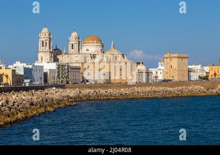 Cádiz, Spanien - 16. August 2021: Panoramasicht auf die Altstadt von Cádiz, vom Hafen aus, Andalusien. Spanien Stockfoto