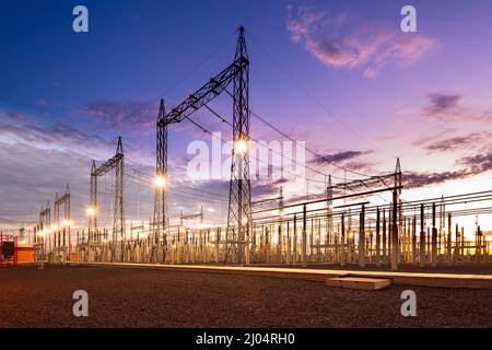 Elektrisches Umspannwerk in Asuncion, Paraguay bei Sonnenaufgang Stockfoto