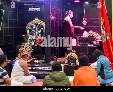 Dublin, Kalifornien, USA, 16.. März 2022: Pradosha oder Pradosham (IAST: Pradoṣa) ist eine zweimonatlich erscheinende Veranstaltung am dreizehnten aller vierzehn Tage im Hindu-Kalender. Es ist eng mit der Anbetung des Hindu-gottes Shiva verbunden. Es fällt auf den dreizehnten Tag (Trayodashi) aller vierzehn Tage nach Hindu-Kalemder. Pradosham bedeutet wörtlich die Beseitigung der Sünden. Diese Zeiten sind die Fenster der Gelegenheit, Karma oder karmische Energien zu entfernen, die unser Potenzial in dieser Welt einschränken. Seshadri SUKUMAR Stockfoto