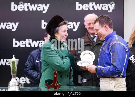 Die Prinzessin Royal überreicht Paul Townend, dem siegreichen Jockey von Energumene, am zweiten Tag des Cheltenham Festivals auf der Pferderennbahn in Cheltenham, die Trophäe „Betway Queen Mother Champion Chase“. Bilddatum: Mittwoch, 16. März 2022. Stockfoto