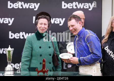 Die Prinzessin Royal überreicht Paul Townend, dem siegreichen Jockey von Energumene, am zweiten Tag des Cheltenham Festivals auf der Pferderennbahn in Cheltenham, die Trophäe „Betway Queen Mother Champion Chase“. Bilddatum: Mittwoch, 16. März 2022. Stockfoto