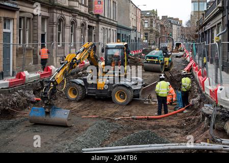 In der Constitution Street werden derzeit Bauarbeiten für die Erweiterung des Straßenbahnsystems von Edinburgh nach Newhaven durchgeführt. Stockfoto