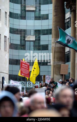 Die Teilnehmer versammeln sich zu einer weltweiten Kundgebung für Freiheit vor dem BBC Broadcasting House in London. Stockfoto