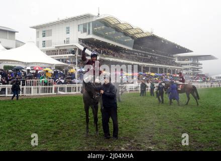 Jack Kennedy feiert nach dem Gewinn der Glenfarcras Chase auf Delta Arbeit, mit dem zweiten Platz Tiger Roll geritten von Davy Russell auf der rechten Seite, während des zweiten Tages des Cheltenham Festival auf Cheltenham Rennbahn. Bilddatum: Mittwoch, 16. März 2022. Stockfoto