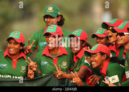 Die Frauen-Cricket-Spieler aus Bangladesch feiern ihren Sieg gegen die irische Frauen-Cricket-Nationalmannschaft während der ICC Women's World Cup Qualifier 2011 auf dem Saver Cricket Ground in Dhaka. Stockfoto