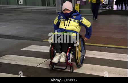 WARSCHAU, POLEN - 15. MÄRZ 2022 - Eine Frau im Rollstuhl wird während der Zeremonie zur Begrüßung des Teams Ukraine nach ihrer Rückkehr aus Peking abgebildet Stockfoto