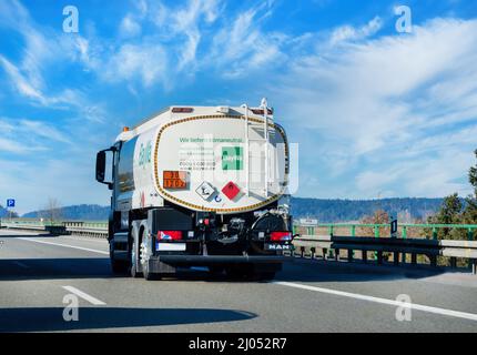 Deutschland 2022: LKW mit Tank für Heizöl und Diesel auf der Autobahn Stockfoto