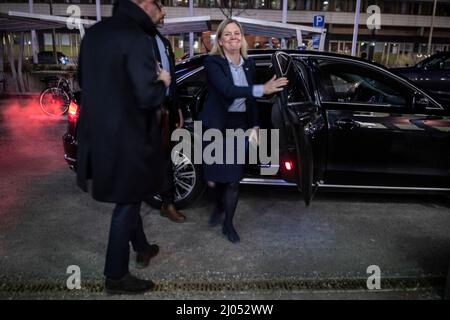 Stockholm 07.02.2022: Premierministerin Magdalena Andersson (S) auf dem Weg zur Parteiführerdebatte über TV4. Foto: Åke Ericson / TT / Code 2373. *** AFTONBLADET AUS *** Stockfoto