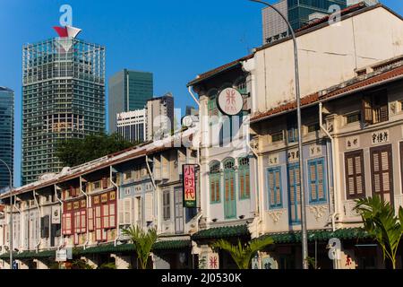 Nahaufnahme von restaurierten, restaurierten Kaufhäusern und modernen Bürotürmen im Hintergrund. Singapur. 2022. Stockfoto