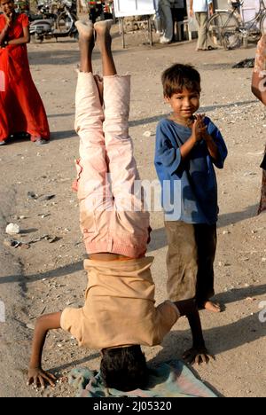 Amreli Gujarat indien Sep. 30 2009 Indian Poor Family Street Performer Performing Stunt Stockfoto