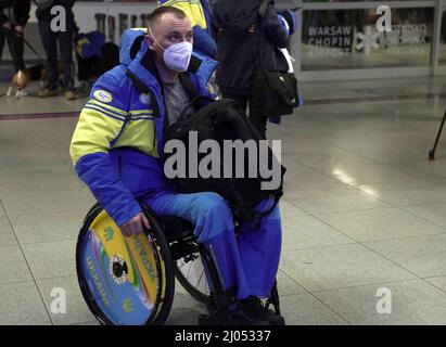 Ein Mitglied der Nationalmannschaft, das während der Zeremonie zur Begrüßung des Teams Ukraine bei der Rückkehr von den Paralympischen Winterspielen 2022 in Peking am Chopin-Flughafen in Warschau, Polen, am 15. März 2022 abgebildet wurde. Foto von Anna Voitenko/Ukrinform/ABACAPRESS.COM Stockfoto