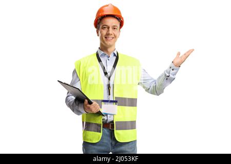 Bauingenieur trägt eine reflektierende Weste und einen Helm und zeigt mit isolierter Hand auf weißem Hintergrund Stockfoto