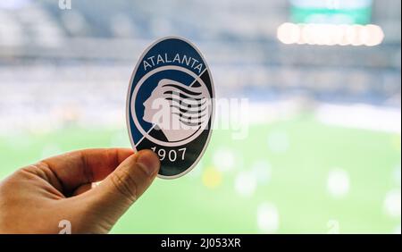 12. September 2021, Bergamo, Italien. Das Emblem des Fußballvereins Atalanta B.C. vor der Kulisse eines modernen Stadions. Stockfoto