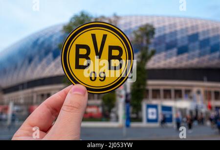 12. September 2021, Dortmund, Deutschland. Das Emblem des Fußballvereins Borussia Dortmund auf dem Hintergrund eines modernen Stadions. Stockfoto