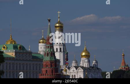 Blick auf den Moskauer Kreml an einem sonnigen Sommertag Stockfoto