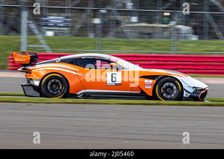Großbritannien, Silverstone. Action von den ersten 2 Runden der Britcar Endurance Championships in Silverstone 12..-13.. März 2022. Abgebildet ist der Aston Martin Vulcan, ein £2 Millionen Supersportwagen und einer von nur 24 jemals im Rennen teilnehmenden Autos. Angetrieben von Stephen Tomkins und Glebs Stepanovs. Bild von Shaun Fellows Stockfoto
