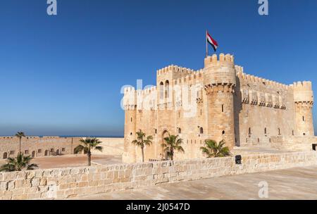 Die Zitadelle von Qaitbay oder die Festung von Qaitbay. Es handelt sich um eine Verteidigungsfestung aus dem 15.. Jahrhundert an der Mittelmeerküste Stockfoto