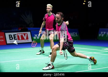 Ben Lane und Sean Vendy (links) aus England treten am ersten Tag bei den YONEX All England Open Badminton Championships in der utilita Arena Birmingham gegen die Malaysier Tan Kian Meng und Tan Wee Kiong in Aktion. Bilddatum: Mittwoch, 16. März 2022. Stockfoto