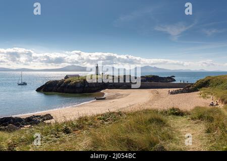 Llanddwyn, Wales: TWR Bach (Little Tower), Anglesey, mit Blick auf das irische Meer. Ein Tagesfeuer, das Schiffe zu den Menai s führt Stockfoto