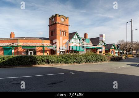 Wirral, Großbritannien: Eingang zum Bahnhof West Kirby, Grange Road. Eröffnet 1878 und umgebaut 1896. Stockfoto